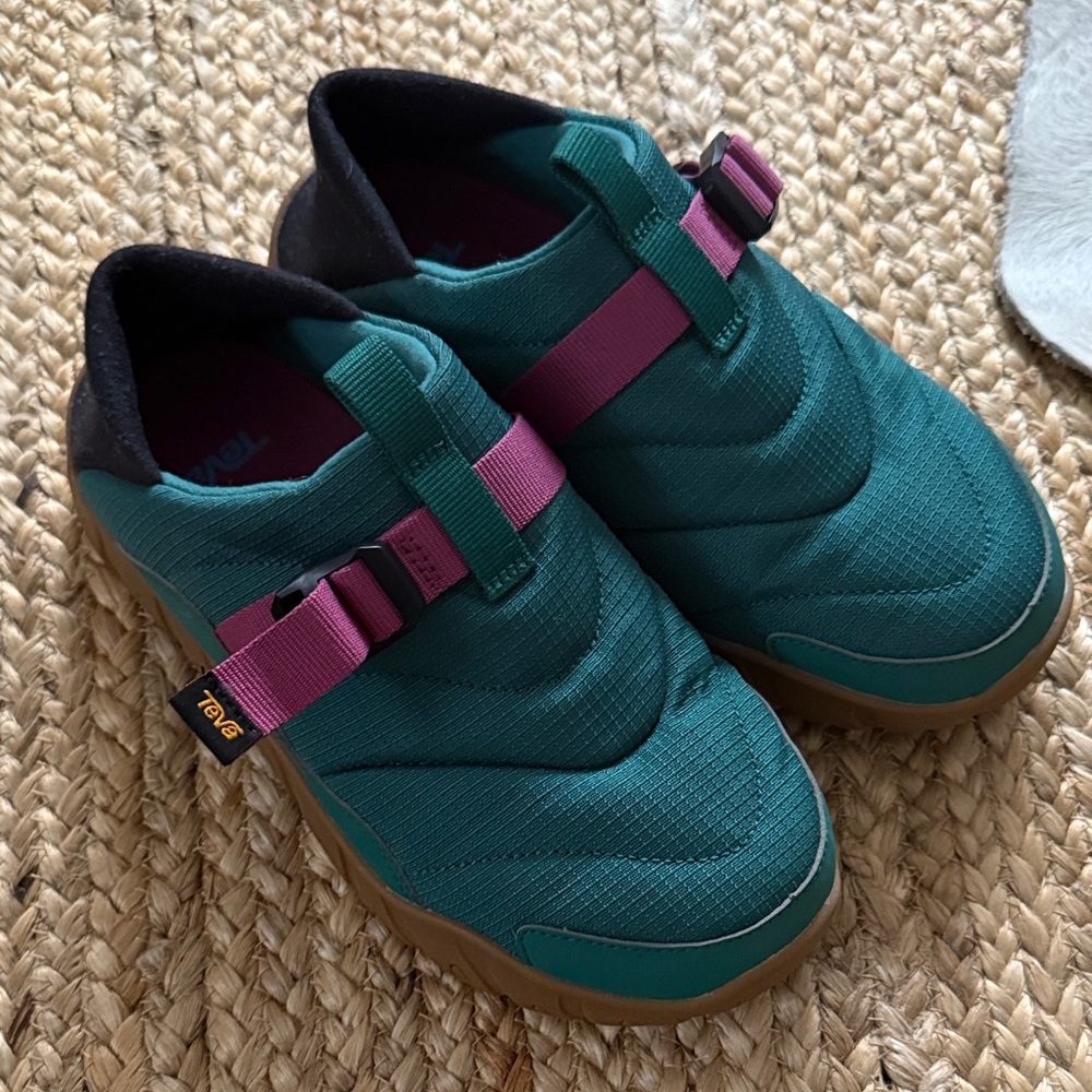 Teva Womens Teal and Magenta Slip on Shoes with movable heel - super comfy